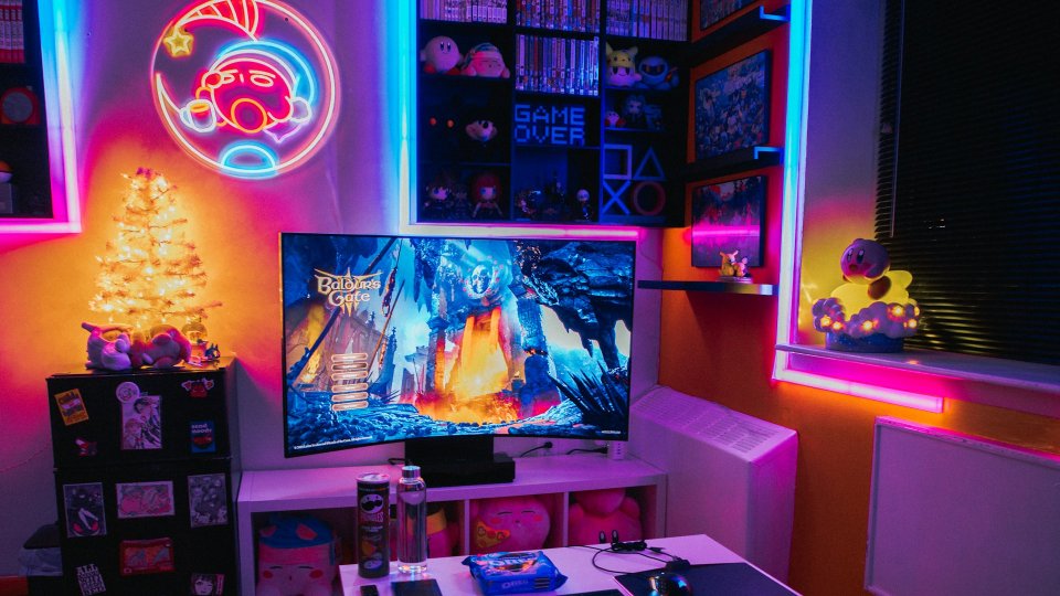 Quarto gamer com neon e colecionáveis