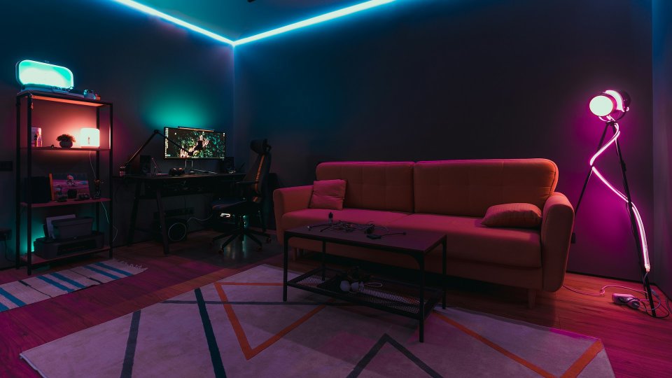 Sala com sofá vermelho e luz neon